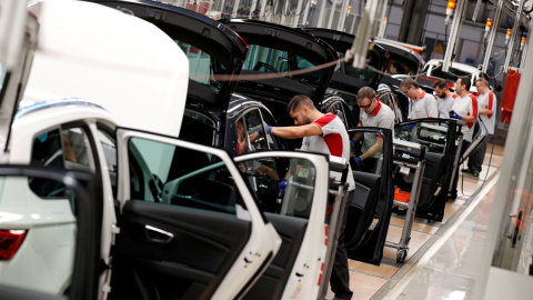 Trabajadores en la línea de montaje de la factoría de Seat en Martorell (Barcelona). REUTERS/Albert Gea