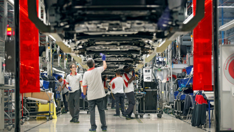 Trabajadores en la línea de montaje de la planta de Seat en Martorell (Barcelona). REUTERS/Albert Gea