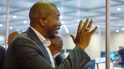 El líder del partido opositor Alianza Democrática, Mmusi Mmaimane, saluda a su llegada a la Comisión Independiente Electoral, este viernes en Pretoria (Sudáfrica). El escrutinio de los votos de las elecciones generales concluye con el presidente sudaf