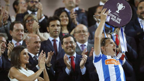 La capitana de la Real Sociedad, Sandra Ramajo (d), levanta el trofeo en presencia de Letizia. (JORGE ZAPATA | EFE)