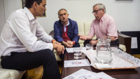 Pedro Sánchez durante una reunión con los secretarios generales de UGT y CCOO, Pepe Álvarez e Ignacio Fernández Toxo. (EFE)