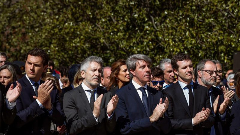 El presidente de Ciudadanos, Albert Rivera, el ministro del Interior, Fernando Grande-Marlaska, el jefe del Ejecutivo madrileño, Ángel Garrido, y el presidente del PP, Pablo Casado, entre otros, durante el acto de recuerdo a los 193 fallecidos en los at