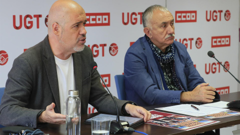 Los secretarios generales de CCOO y UGT, Unai Sordo (i) y Pepe Álvarez (d), presentan el calendario de movilizaciones en los próximos meses para la subida de salario, este miércoles, en Madrid