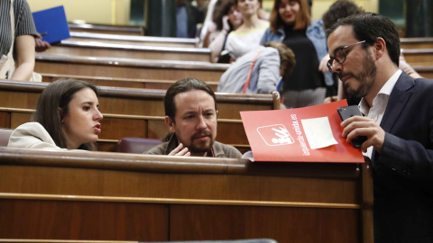 El secretario general de Podemos, Pablo Iglesias, conversa con la portavoz de su grupo, Irene Montero (i), y el líder de IU, Alberto Garzón. EFE/Javier Lizón