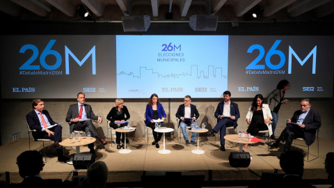 06/05/2019.- Los candidatos a la alcaldía de Madrid, José Luis Martínez-Almeida (i), Javier Ortega Smith (2i), Manuela Carmen (3d), Carlos Sánchez Mato (3d), Begoña Villacís (2d) y Pepu Hernández (d), con los periodistas Javier Casal (4d) y Lucía 