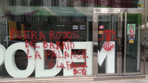 Sede de Podem en Barcelona con pintadas fascistas | Foto de Twitter: @Podem_cat