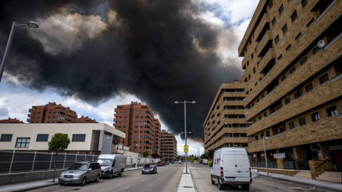 Columna de humo que se generó durante el incendio del vertedero de neumáticos de Seseña.- EFE