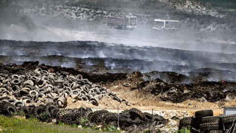 Resultado del incendio del vertedero de neumáticos de Seseña (Toledo), tras una semana los colegios están cerrados y continúan las tareas de extinción, mientras que los expertos calculan que la emisión de humos se reducirá notablemente en tres día