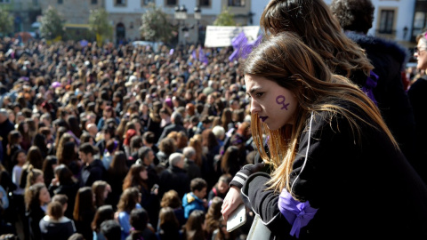 Manifestante por los derechos de las mujeres el ocho de marzo en Bilbao - REUTERS/Vincent West