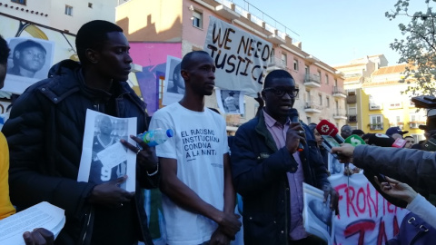 Concentración convocada por el Sindicato de Manteros esta tarde en la plaza de Nelson Mandela, en Madrid, en recuerdo a Mame Mbaye, cuando se cumple un año de la muerte. / PAULA PEÑACOBA