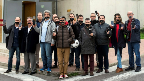 Concentración protesta de periodistas de Menorca frente al Juzgado de Mahón - EFE/David Arquimbau