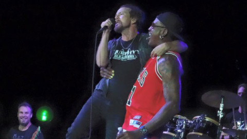 Dennis Rodman y el cantante Eddie Vedder, en un concierto de Pearl Jam en Chicago en 2016. / @DENNISRODMAN