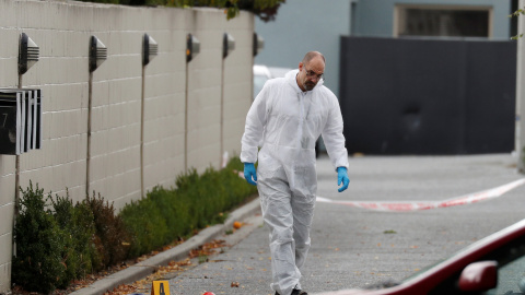 Un forense en la escena de los asesinatos de Nueva Zelanda. REUTERS/Jorge Silva