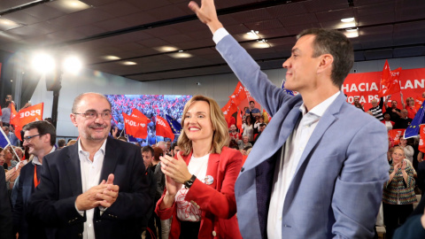 13/05/2019.- El secretario general del PSOE, Pedro Sánchez, a su llegada al mitin que ha ofrecido hoy en Zaragoza junto a los candidatos a la presidencia de Aragón y del Ayuntamiento de la capital, Javier Lambán (i) y Pilar Alegría, respectivamente. E