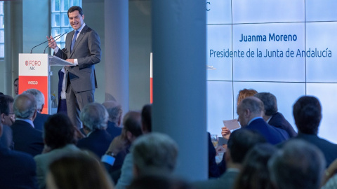 El presidente de la Junta de Andalucía, Juanma Moreno, durante su intervención en un desayuno informativo en el Foro ABC. / EFE - JULIO MUÑOZ