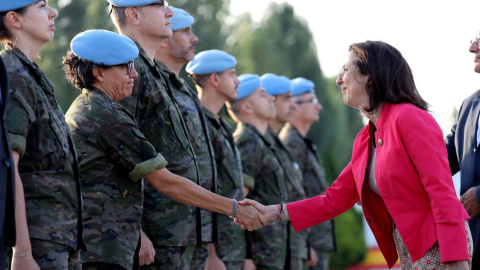 La ministra Margarita Robles saluda a una soldado, durante su visita al Líbano. EFE/Sergio Barrenechea/Archivo