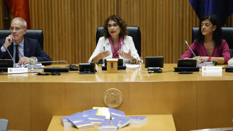 La ministra de Hacienda, María Jesús Montero (c), junto al secretario de Estado de Hacienda, Jesús Gascón Catalán (i), y ​la secretaria de Estado de Presupuestos y Gastos, María José Gualda Romero (d), durante la presentación de los Presupuestos