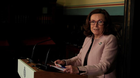 La secretaria de la Real Academia de la Lengua, Aurora Egido, informa en la sede de la RAE sobre el resultado de la primera votación para elegir al nuevo director. /EFE