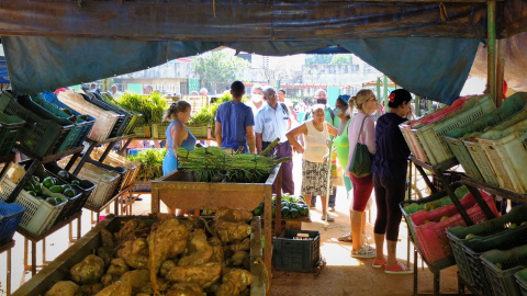 Fotografía de un mercado en Cuba.