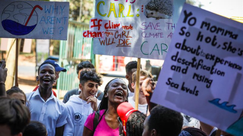 Estudiantes de centros internacionales en Kenia participan en una manifestación para exigir una mayor intervención en la lucha contra el cambio climático, este viernes en Nairobi (Kenia). Las exigencias de avanzar en la lucha contra el cambio climátic