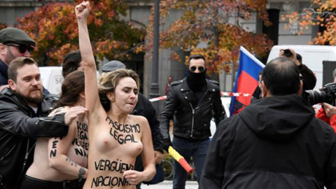 Activistas de Femen irrumpen en una concentración fascista durante el 20-N en Madrid. / VÍCTOR LERENA (EFE)