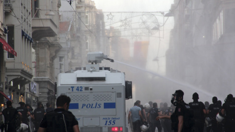 Fotografía de la policía atacando la marcha del Orgullo en 2015, en Turquía.