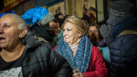 Josefa Santiago, Pepi, sale a la calle para negociar con la comisión judicial el quinto aplazamiento de su desahucio.-JAIRO VARGAS