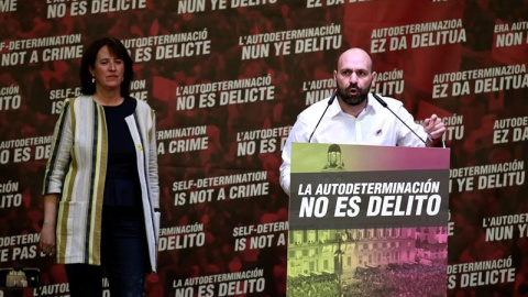 Elisenda Paluzie i Marcel Mauri s'adrecen als manifestants a Madrid pel dret a decidir. EFE / Victor Lerena