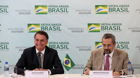 El presidente Jair Bolsonaro reunido con el nuevo ministro de educación, Abraham Weintraub, y su equipo. MARCOS CORRÊA/ PRESIDENCIA DE LA REPÚBLICA.