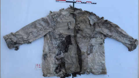 Camisa encontrada en una fosa que podría pertenecer al bisabuelo de Miguel Ángel Torres.- ARQUEANTRO