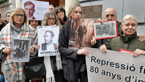 Familiares de asesinados en Paterna por el régimen franquista acuden a la Embajada de Argentina en Madrid a reclamar justicia.- CARLOS SERRANO