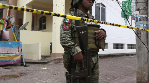 06/10/2022-Soldados del Ejercito Mexicano resguardan el Palacio Municipal de San Miguel Totolapan este jueves, en el estado de Guerrero (México).