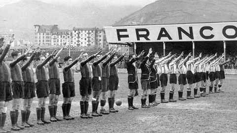 Athletic y FC Barcelona realizan el saludo franquista en San Mamés.- ATHLETIC CLUB