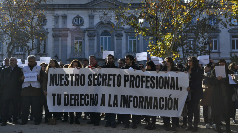 Imagen de la concentración de periodistas frente al Supremo contra los registros en Europa Press y el Diario de Mallorca. EP