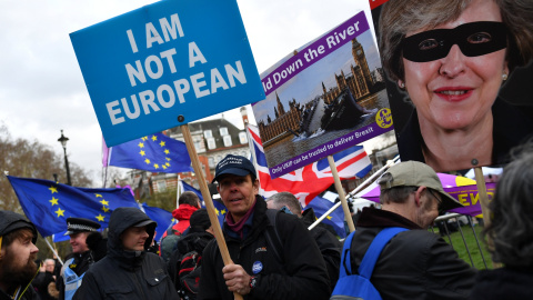 Manifestantes a favor del brexit, en una concentración delante del Parlamento británico. REUTERS/Dylan Martinez