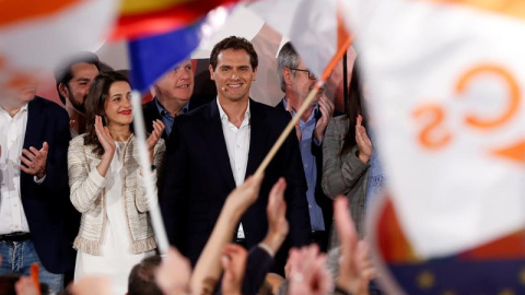 El líder de Ciudadanos Albert Rivera (c), junto a Inés Arrimadas (i), valora los resultados electorales, hoy domingo en la sede del partido en Madrid.