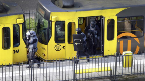 Miembros de las Fuerzas Especiales de la Policía revisan un tranvía en la plaza 24 de Octubre en Utrecht (Holanda). - EFE