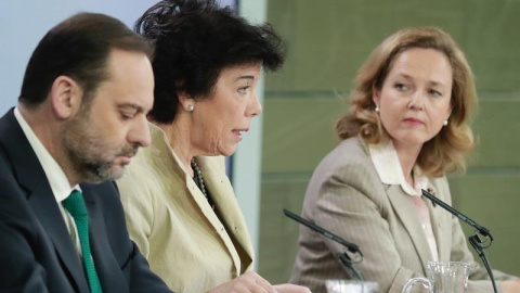 La ministra de Economía y Empresa, Nadia Calviño, la ministra de Educación y Formación Profesional, Isabel Celaá, y el ministro de Fomento, José Luis Ábalos, durante la rueda prensa tras la reunión del Consejo de Ministros. - EFE