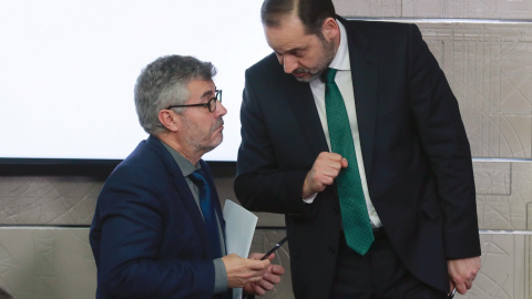 El ministro de Fomento, José Luis Ábalos, conversa con el secretario de Estado de Comunicación, Miguel Ángel Oliver (i), antes de la rueda prensa tras la reunión del Consejo de Ministros. EFE /Angel Diaz