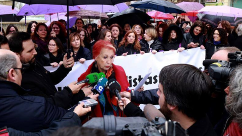 Rosa María Calaf durante la lectura del comunicado de 'Las periodistas paramos' en el 8M de 2018, en Granada | EFE / Archivo