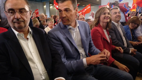 13/05/2019.- El secretario general del PSOE, Pedro Sánchez (d), junto al candidato a la presidencia de Aragón, Javier Lambán, durante el mitin ofrecido hoy en Zaragoza. / Eduardo Bayona