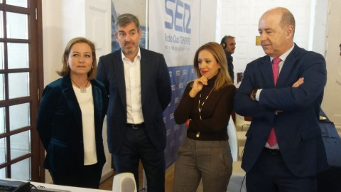 El presidente de Canarias, Fernando Clavijo, con la diputada del Congreso Ana Oramas, la consejera de Hacienda, Rosa Dávila y el consejero de Economía, Pedro Ortega. E.P.