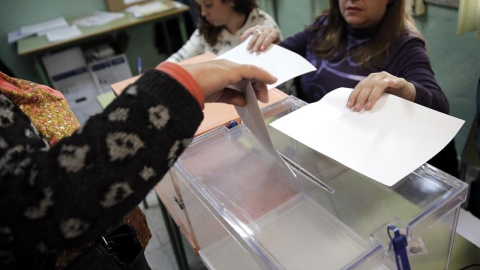 Una mujer introduce sus votos en las urnas durante el 20-D. EFE/Mariscal