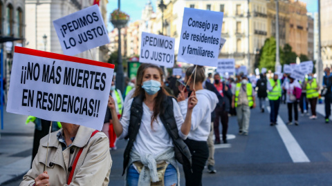 Componentes de Marea de Residencias sostienen pancartas durante la manifestación convocada por una ley estatal "justa, digna y consensuada", en Madrid, (España), a 26 de septiembre de 2020