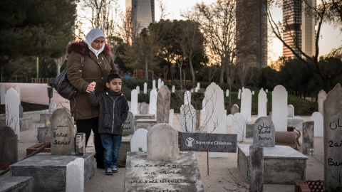 Un cementerio de niños sirios se extiende por el centro de Madrid