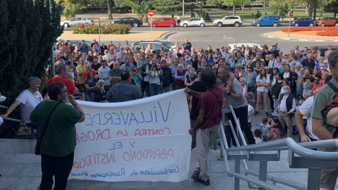 Protesta vecinal frente a la Junta Municipal de Villaverde (Madrid) contra los narcopisos y el "abandono institucional", el 6 de septiembre de 2022.