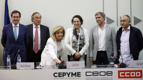 El entonces presidente de Cepyme y actual presidente de CEOE, Antonio Garamendi, su antecesor en la patronal, Juan Rosell, la exministra de Empleo Fátima Bañez, la ministra de Trabajo Magdalena Valerio, el secretario general de CC OO Unai Sordo y el sec