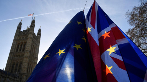 Banderas de la Unión Europea y Reino Unido durante una protesta contra el Brexit frente al Parlamento en Londres. / REUTERS