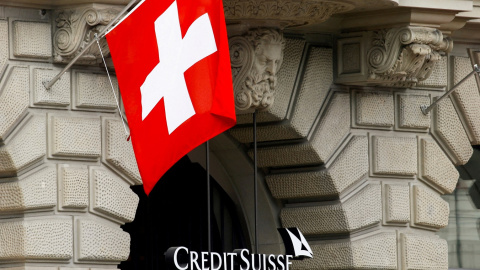 La bandera de Suyiza, en la fachada de la sede del banco Credit Suisse, en Zurich. REUTERS/Arnd Wiegmann