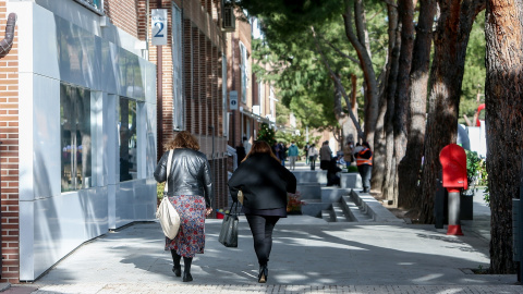 Gente pasea por una calle de Pozuelo de Alarcón (Madrid). Imagen de Archivo.